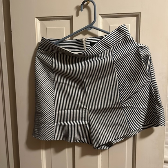 NWT Bcbgmaxazria Shorts Dress Shorts Color Blue/White - Picture 2 of 6